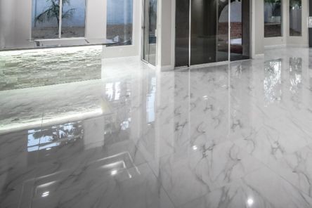 Connected open-plan kitchen and living room in Valencia featuring sleek marble tile flooring.